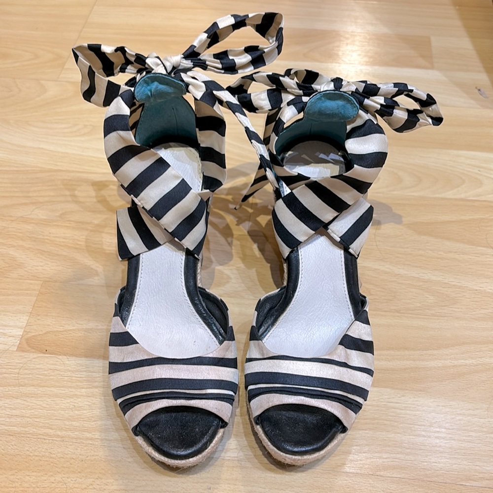 UGG Women's Lucianna Stripe Wedge Espadrille Sandal - Size 5.5, preowned